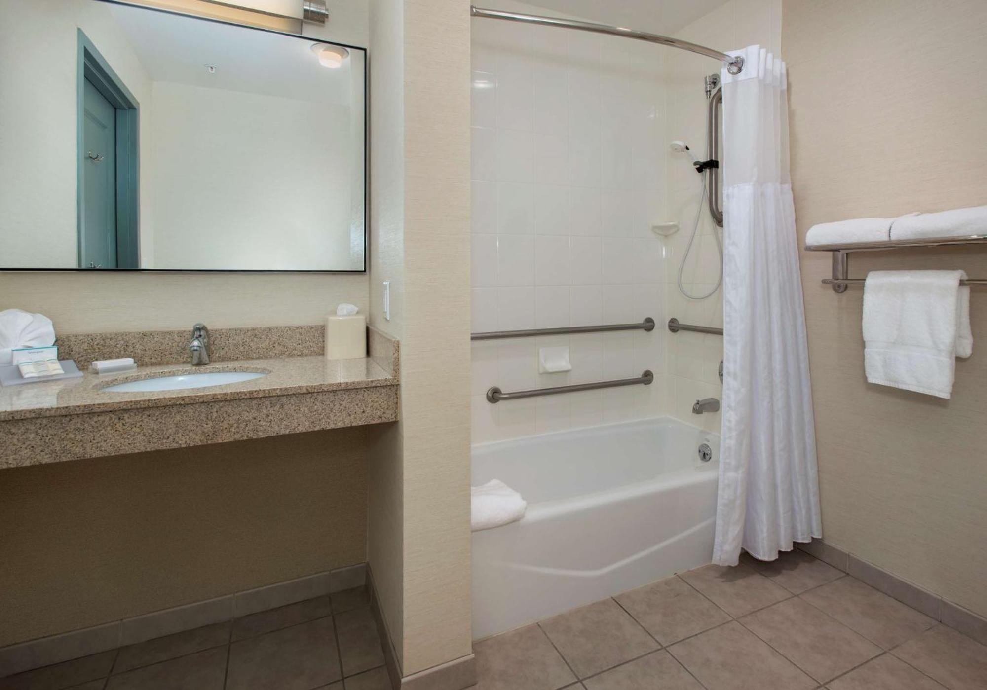 Hilton Garden Inn Albany Medical Center Экстерьер фото